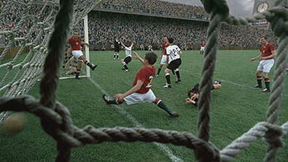 Fotograma de la película que muestra el segundo gol de Rahn, el de la victoria, en la final de la Copa del Mundo de Suiza 54.