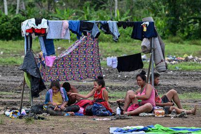 Migrantes venezolanos descansan en el pueblo de Canaán Membrillo, el primer control fronterizo de la provincia de Darién, en Panamá, el 12 de octubre de 2022