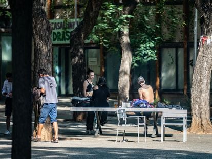 Varias personas bebiendo en una plaza cercana a la sala de venopunción del barrio de El Raval de Barcelona.