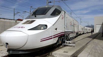 Tren de alta velocidad en instalaciones de Talgo en Madrid.