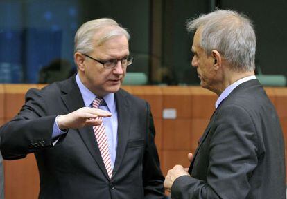 El comisario Olli Rehn, con el ministro chipriota de Finanzas. 