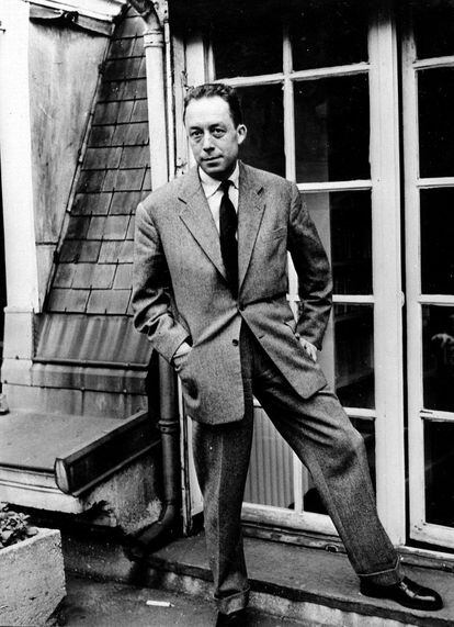 El escritor francés Albert Camus en París (Francia), un hombre que también había ejercido el periodismo como co-director de 'Le soir républicaine' en Argel y en 'Combat', diario de resistencia que el general De Gaulle puso como ejemplo de periodismo libre e insobornable.