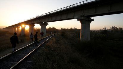 Puente sobre el ferrocarril construido por la empresa china SGR cerca de la ciudad keniana de Athi River.