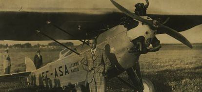 Fernando Rein Loring (primo de J. Loring) en 1932, en el rallie Madrid-Manila en un avión producido por Talleres Loring.