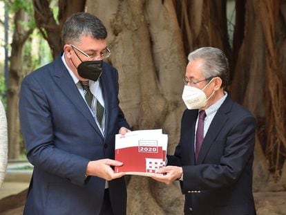 El síndic de Greuges, Ángel Luna, entrega al presidente de las Cortes Valencianas, Enric Morera,  la memoria de la institución.