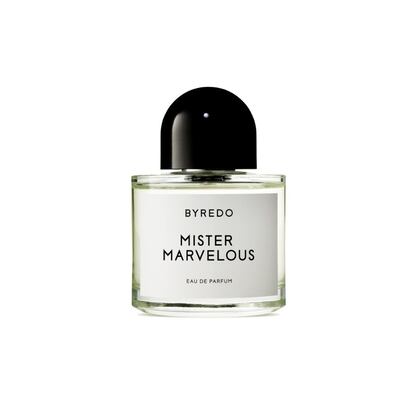 Byredo lanza una edición limitada reedificada sobra la original Mister Marvelous, con la que pretende brindar homenaje al hombre contemporáneo. Una fragancia con una dulce entrada de hojas de mandarina y flores de neroli que llevan a un corazón fresco de bambú y lavanda verde. Además, tiene notas picantes de ámbar negro y madera blanca de cedro que aportan una chispa final de intriga y sorpresa. Como imagen de la campaña, la firma ha confiado en Odell Beckham Jr, jugador de fútbol americano. Precio: 195 euros. www.byredo.com.