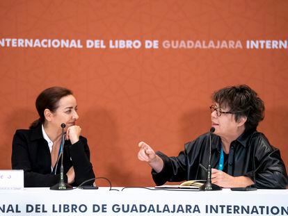 La directora de EL PAÍS, Pepa Bueno, dialoga con la periodista Gabriela Warkentin, este sábado en Guadalajara (México).