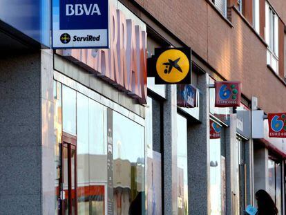 Varias sucursales de diferentes bancos en una calle de Sanchinarro, en Madrid.