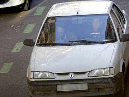 Uno de los veh&iacute;culos que transporta a toxic&oacute;manos a las zonas de venta de drogas desde Embajadores. 