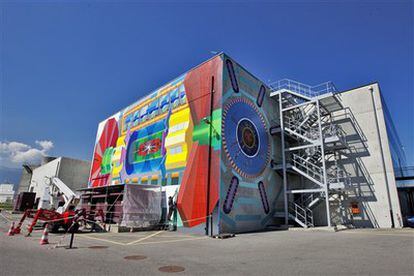 Un mural del pintor Josef Kristofoletti decora el edificio en superficie del detector subterráneo Atlas, del acelerador LHC. La pintura representa, esquemáticamente, el propio detector.