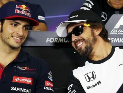 Los pilotos de Fórmula 1 Carlos Sainz Jr. y Fernando Alonso.