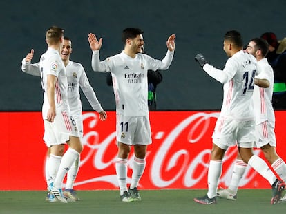 Marco Asensio recibe la felicitación de los compañeros por su gol al Celta.