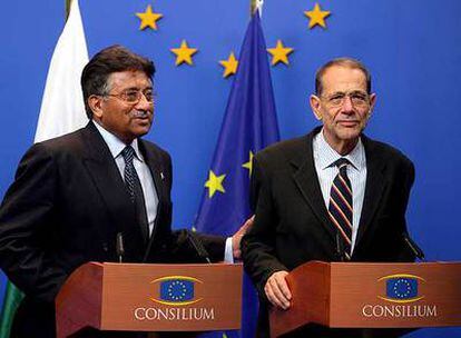 El presidente paquistaní, Pervez Musharraf (izquierda), con el coordinador de política exterior de la UE, Javier Solana, ayer en Bruselas.