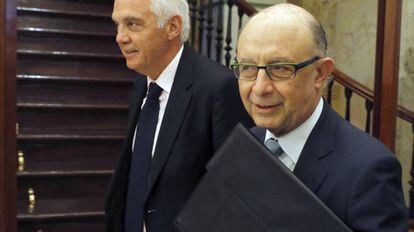 El ministro de Hacienda en funciones, Crist&oacute;bal Montoro (d)