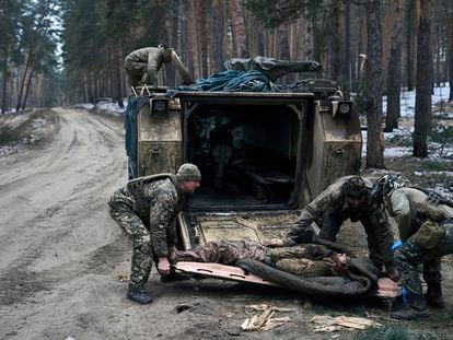 Sanitarios militares ucranios evacúan a un soldado gravemente herido en el frente de la provincia de Lugansk.