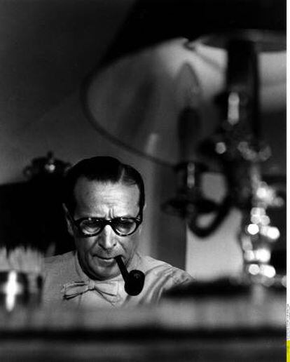 Georges Simenon, en su despacho, en 1962.