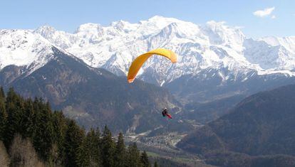Se puede lanzar en parapente desde la cumbre del Mont Blanc, a 3.800 metros, hasta la población francesa de Chamonix.