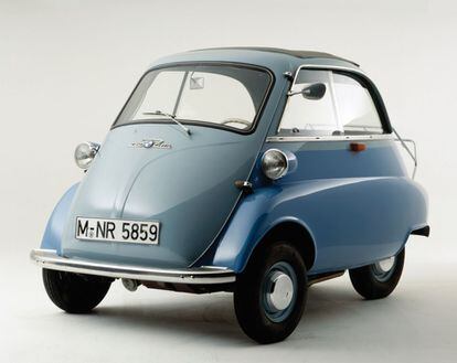 Uno de los más célebres, el Isetta. Un coche de dimensiones minúsculas cuya puerta era la zona frontal del vehículo.
