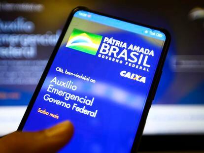 Millones de brasileños recibieron apoyo a través del programa Auxílio Emergencial del Gobierno Federal, para el cual Brasil tuvo que elevar sus niveles de deuda.