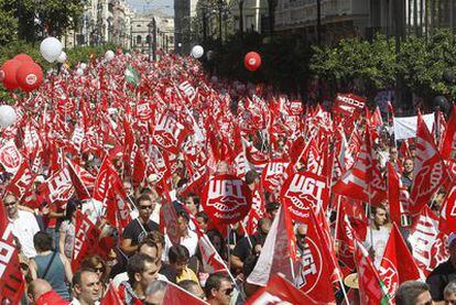 Un mar de banderas inunda la manifestación en Sevilla durante la huelga general de ayer.
