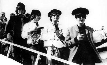 Los Beatles bajan del avión a su llegada a Barcelona en 1965.