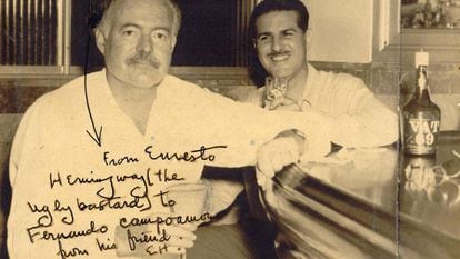 Foto dedicada por Hemingway al periodista cubano Fernando G. Campoamor, en Floridita.