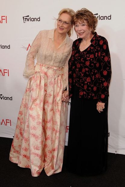 En los estudios Sony de Culver City, cerca de Los Ángeles, Shirley MacLaine recibía el premio AFI a toda su carreara. Aquí vemos a la actriz con Meryl Streep.