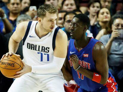 Doncic protege el balón ante Snell en el Detroit-Dallas en Mëxico.