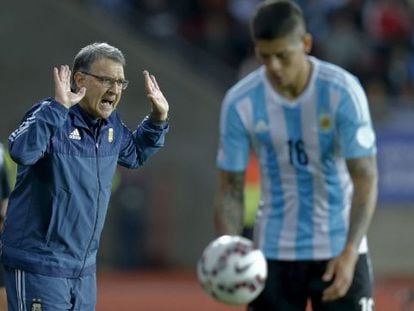 El entrenador argentino Gerardo 'Tata' Martino da instrucciones a sus jugadores.
