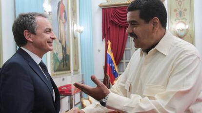 Zapatero saluda a Maduro en una reunión el pasado 17 de mayo.