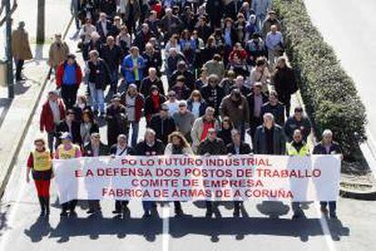 Los casi 180 trabajadores de la fábrica de armas de A Coruña no se rinden en su batalla para que el próximo mes de abril no sea el último de esta emblemática factoría.