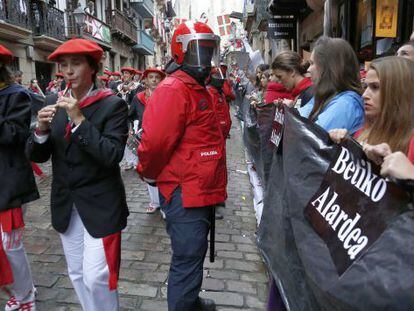 Las protestas se suceden en el desarrollo del Alarde de Hondarribia.