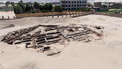 Restos de la fábrica de cerveza en la antigua necrópolis faraónica de Abidos .