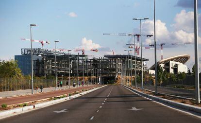 El Centro Acuático (izquierda), a medio construir, junto al estadio de La Peineta, también en obras, en el distrito de San Blas.