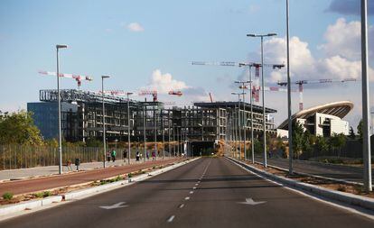 El Centro Acu&aacute;tico (izquierda), a medio construir, junto al estadio de La Peineta, tambi&eacute;n en obras, en el distrito de San Blas.