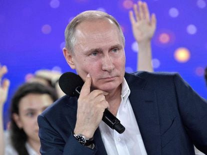 El presidente ruso, Vlad&iacute;mir Putin, este viernes en Mosc&uacute; durante el programa televisivo.