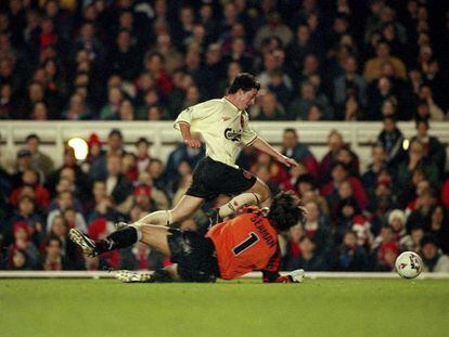 La jugada en la que Robbie Fowler cae ante David Seaman en 1997.