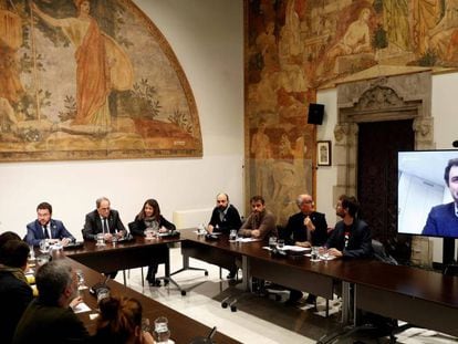 La mesa de formaciones y entidades independentistas, reunida en la sede de la Generalitat.