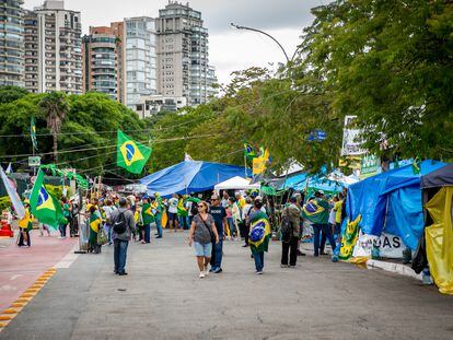 Campamento de bolsonaristas que piden una intervención militar ante el principal cuartel general del Ejército, en São Paulo, este miércoles.