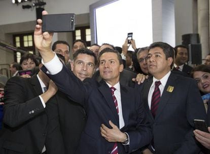 El presidente Enrique Peña Nieto (centro).