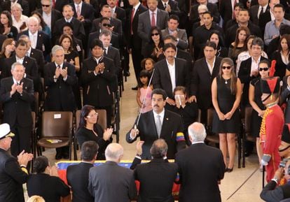 El vicepresidente de Venezuela Nicolás Maduro (en el centro) preside el funeral de Estado de Hugo Chávez.