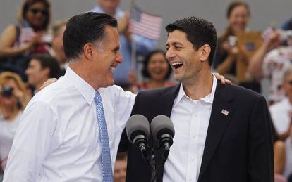 Paul Ryan (Dcha.) saluda a Mitt Romney en el momento de su presentaci&oacute;n como candidato a la vicepresidencia. 