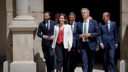 La presidenta madrileña, Isabel Díaz Ayuso, en la toma de posesión del rector de Alcalá, José Vicente Saz, el pasado mayo.