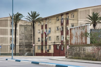 Un bloque de pisos en el barrio de Las Palomeras, en La línea de la Concepción.