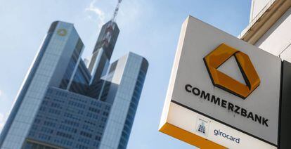 Vista de la sede del banco alemán Commerzbank (i), detrás de su logotipo.