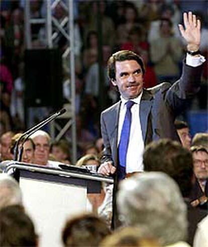 Aznar saluda a los militantes del PP durante su intervencion en Málaga.