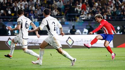 Antoine Griezmann marca su gol 174 con la camiseta del Atlético en la Supercopa y al Madrid.