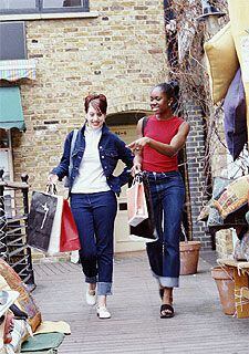 Dos mujeres, de compras en el mercado de Camden, uno de los 50 rastros que se celebran en Londres.
