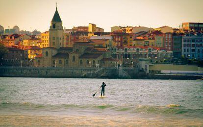 &#039;Paddle&#039; surf en la playa de San Lorenzo de Gij&oacute;n. 