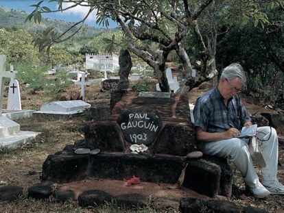Mario Vargas Llosa, junto a la tumba de Paul Gaugin, en las islas Marquesas (Polinesia Francesa).